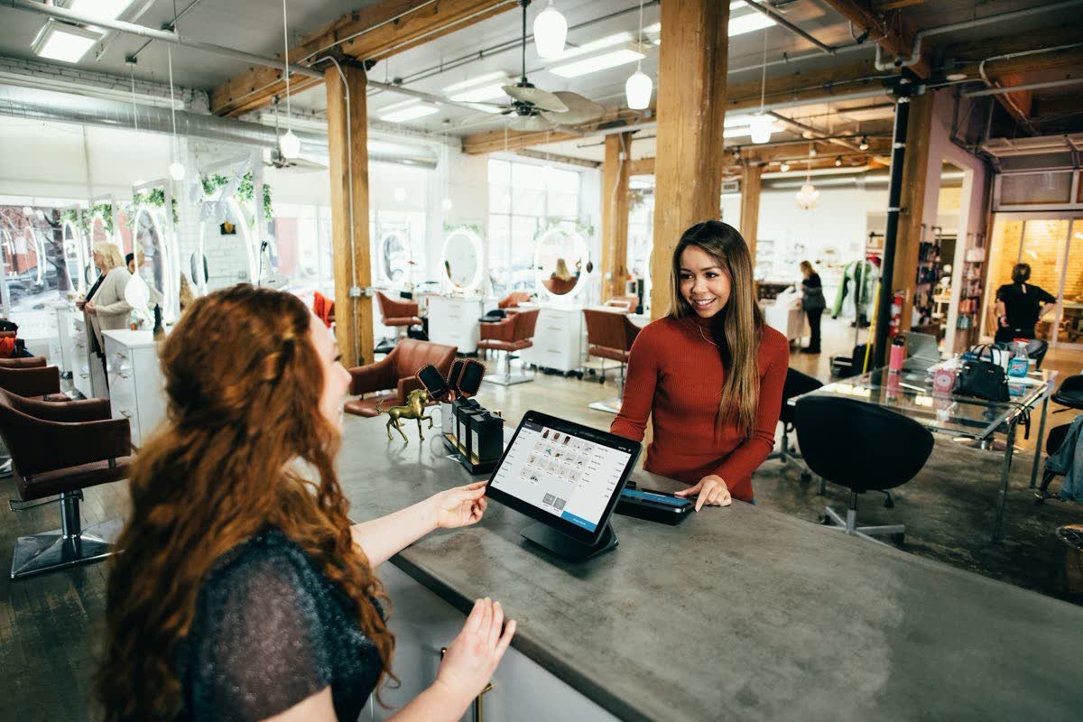 Cliente validando a proposta em um tablet